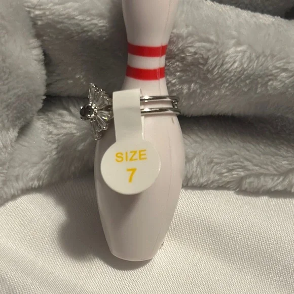 Elegant Silver Ring with Gemstone - Picture 3 of 6